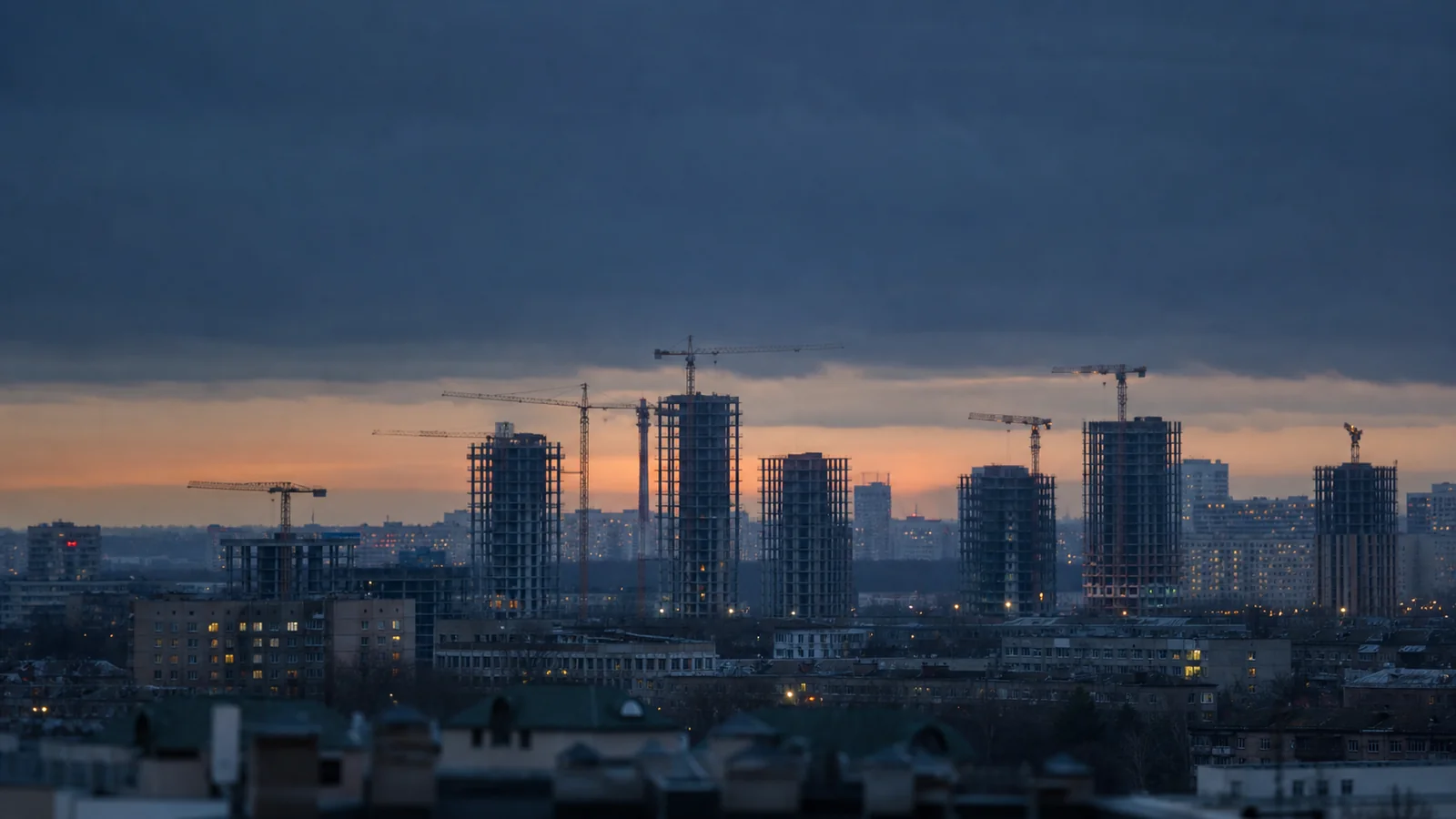 Строящиеся жилые высотки Москвы в сумерках, вид с большого расстояния